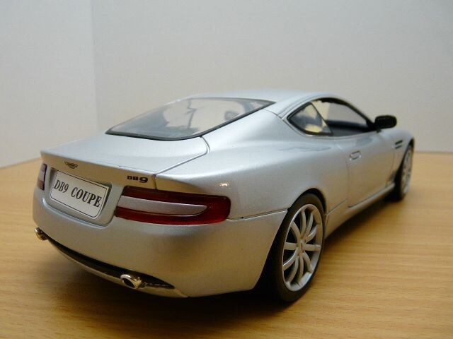 ASTON MARTIN DB9 coupé gris métallisé 1/18 MotorMax