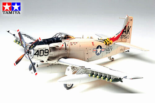 Douglas A-1H Skyraider U.S. Navy 1:48 TA61058 - tamiya modellismo