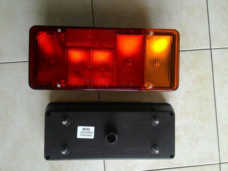 Fanale Posteriore Sinistro Completo  Ricambio Camper Camion modello Trigano 12 V