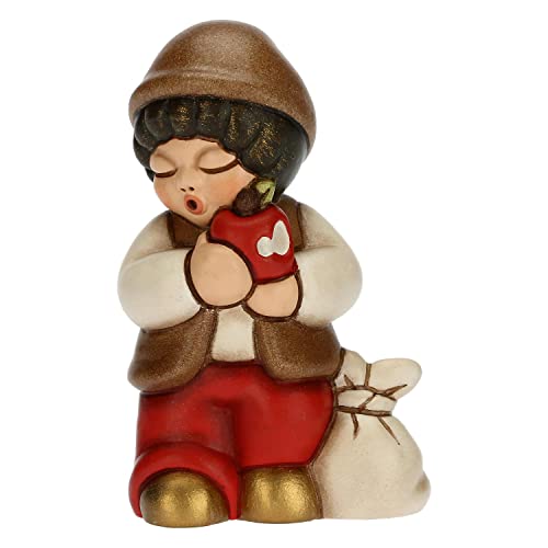 Thun - Presepe 2022 - Statuina Presepe Bimbo Con Mela In Ceramica Decorata A Mano, Versione Vestito Rosso - Linea Presepe Classico - 4,3X3X6,5 Cm H