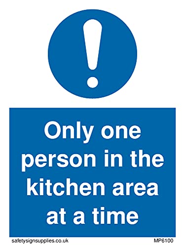Confezione Da 5 – Cartello A7P Con Scritta In Inglese "Only One Person In The Kitchen Area At A Time" – 75 X 100 Mm