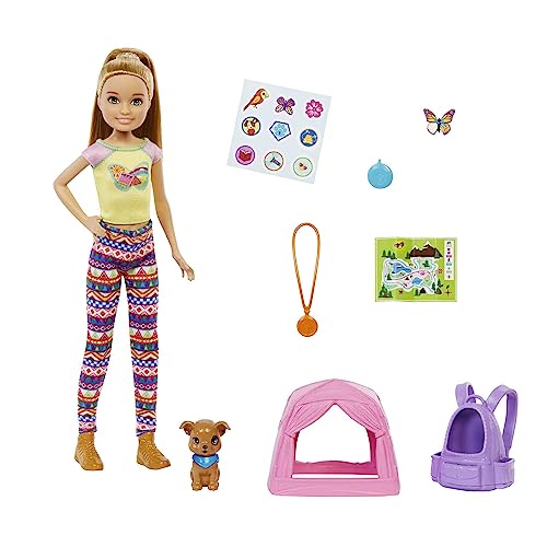 Barbie - Siamo In Due Campeggio Con Stacie, Playset Con Bambola Alta 25Cm, Cagnolino, Tenda Per Cucciolo, Trasportino, Foglio Di Adesivi E Accessori D