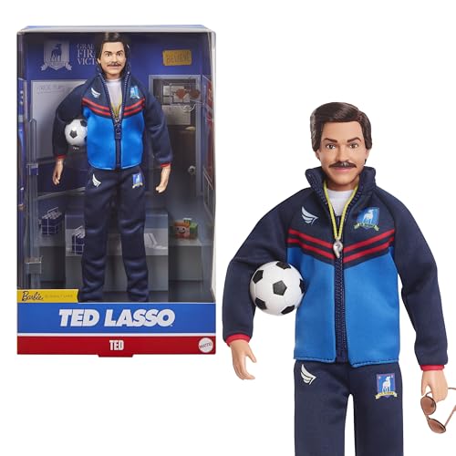 Barbie Signature - Ted Lasso, Bambola Da Collezione Con Tuta Sportiva Blu E Logo Afc Richmond, Occhiali Da Sole In Stile Aviatore, Confezione Per L'Es