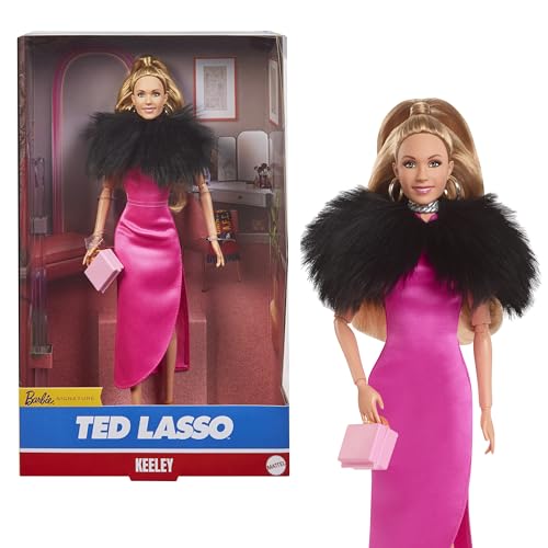 Barbie Signature - Keeley Jones Della Serie Ted Lasso, Bambola Da Collezione Con Abito Rosa Con Mantello In Pelliccia Sintetica, Confezione Per L'Espo