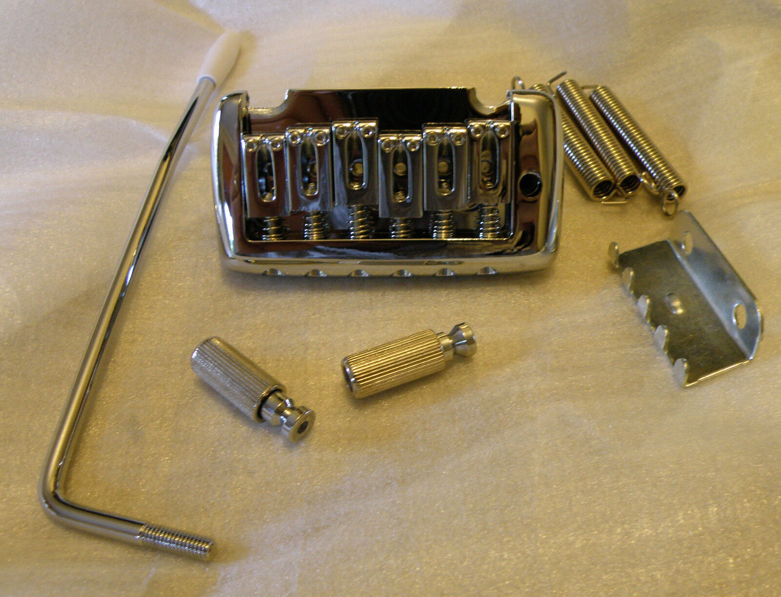 PONTE TREMOLO STRATOCASTER 2 PERNI STILE MIGHTY MITE M1112 CROMATO COMPLETO