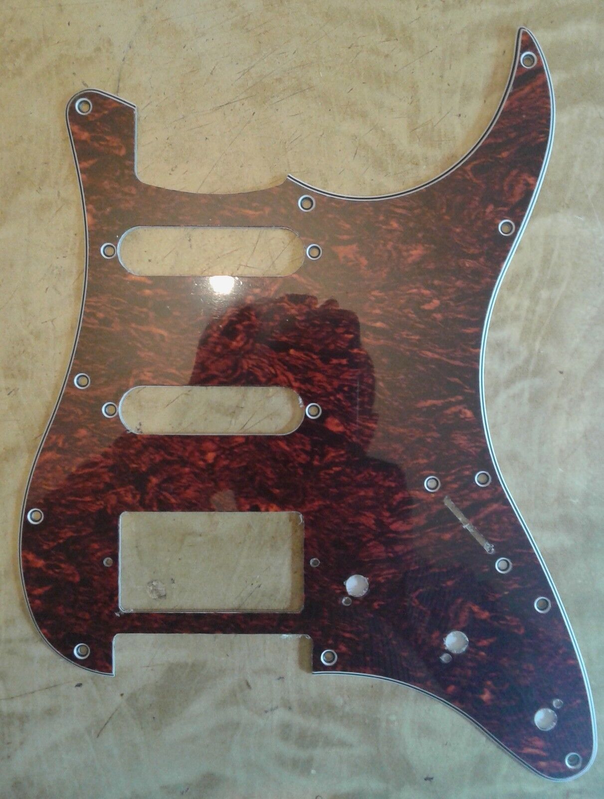 BATTIPENNA STRATOCASTER ROSSO TORTOISE H-S-S (UN HUMBUCKER E DUE SINGLE-COIL)