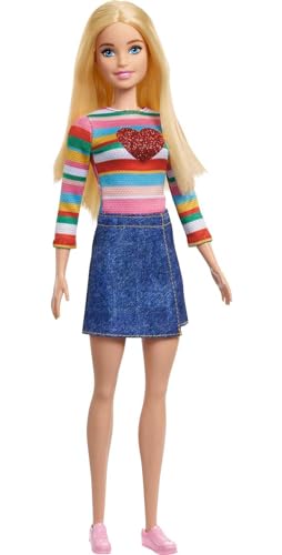 Barbie - Barbie Siamo In Due Barbie "Malibu" Roberts, Bambola Bionda Con Maglia Arcobaleno, Gonna Di Jeans E Scarpe, Giocattolo Per Bambini 3+ Anni, H
