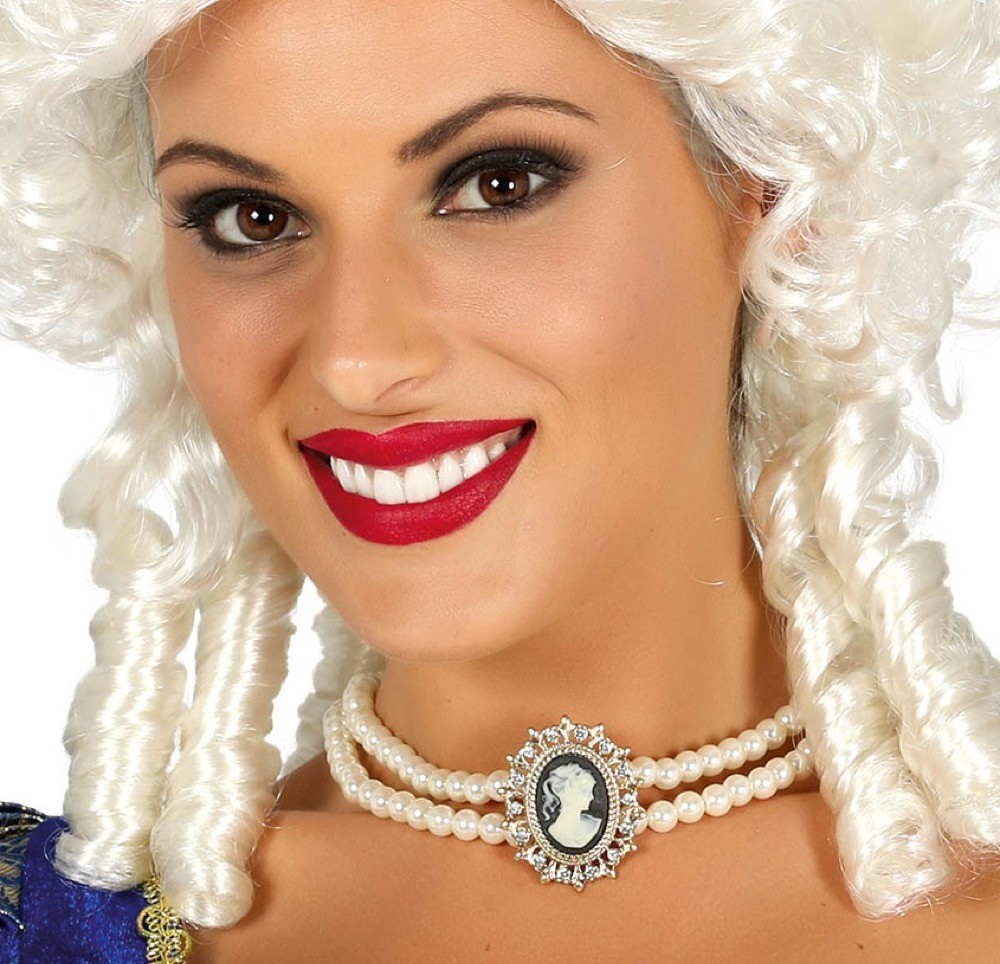 Collana di finte perle con cameo