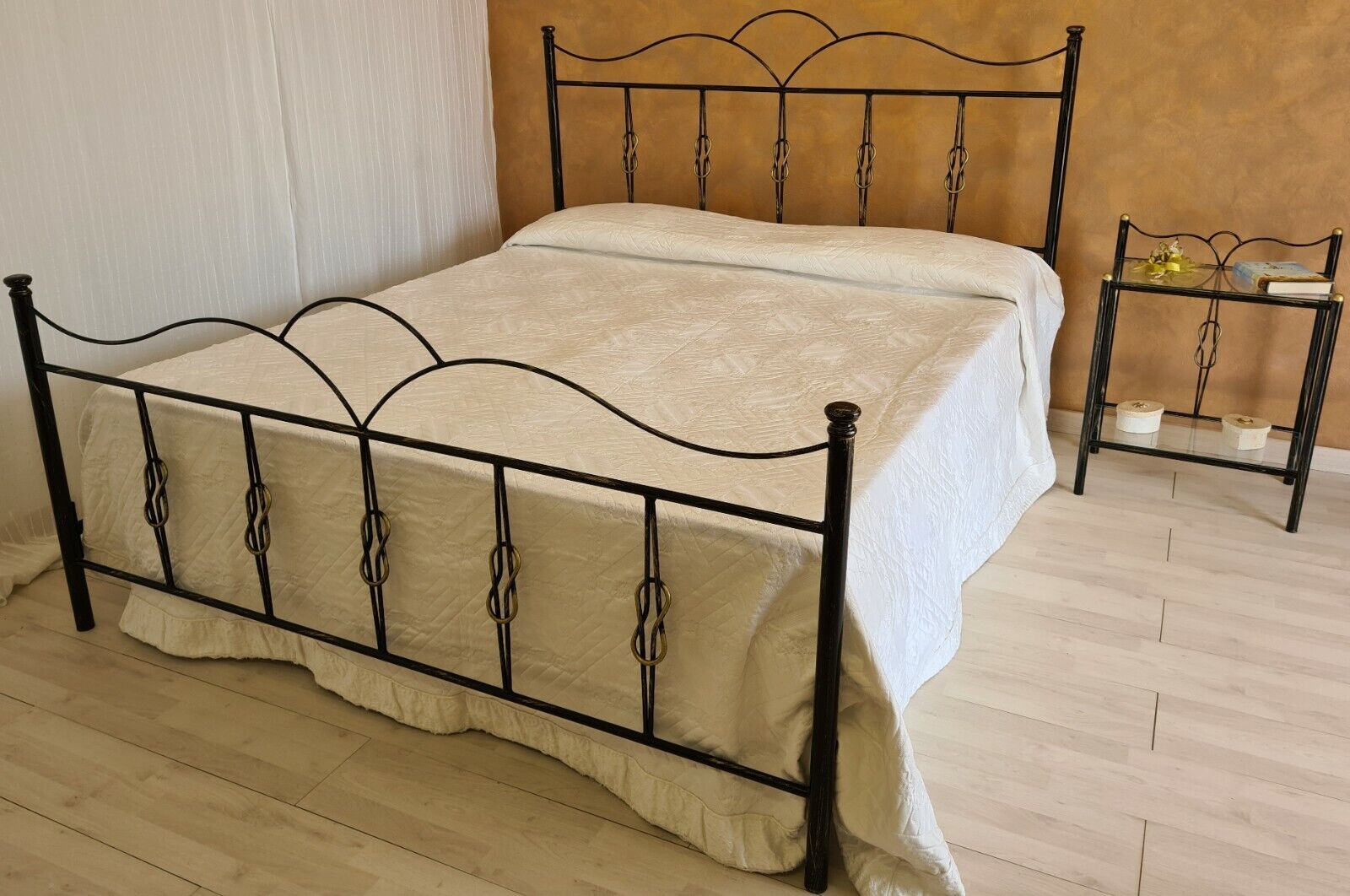 Letto in ferro battuto matrimoniale Fiocco nero decorato oro