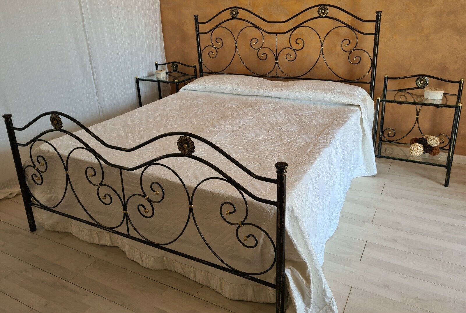 Letto in ferro battuto matrimoniale Laura nero decorato oro