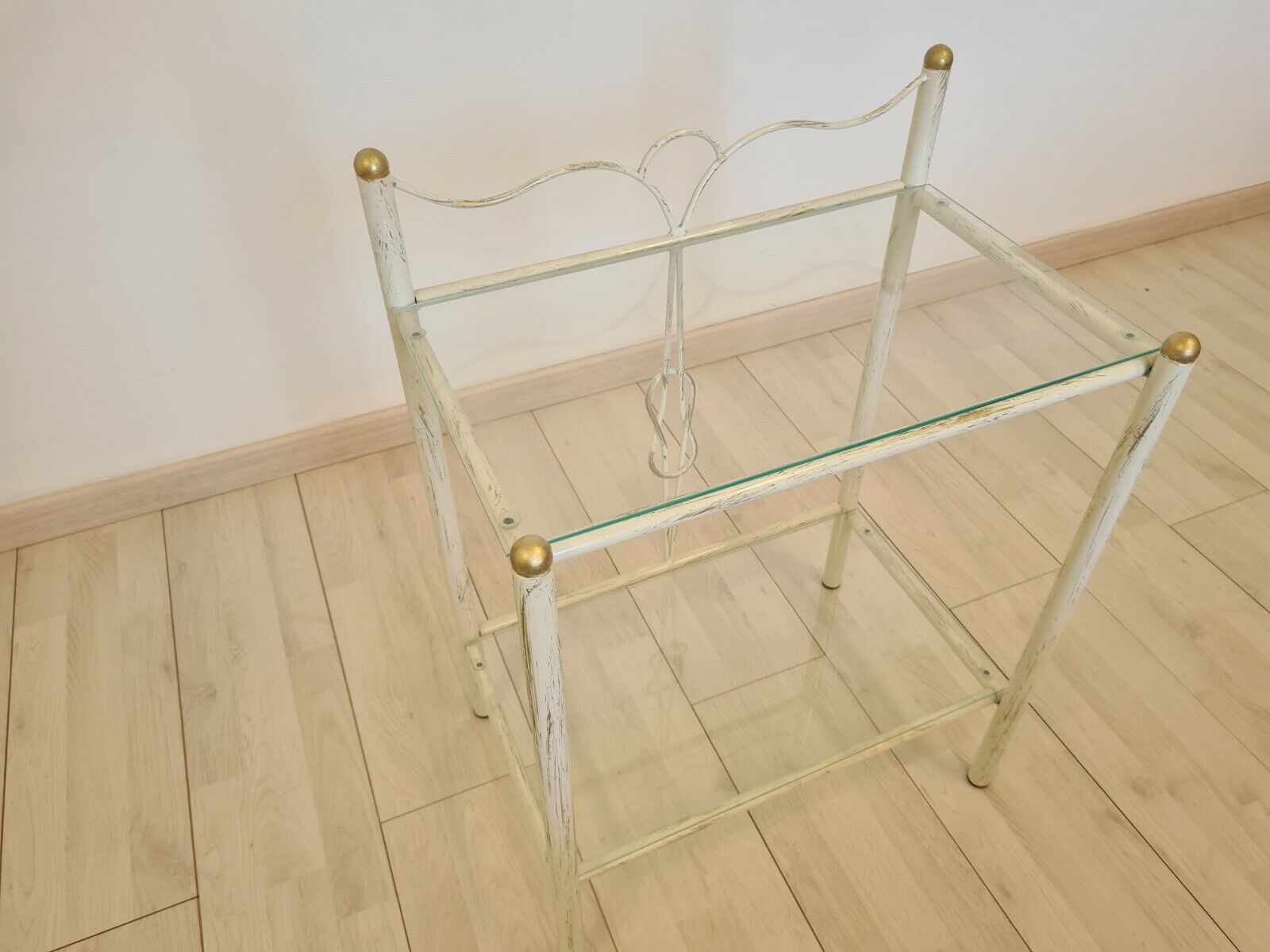 Comodino in ferro battuto Fiocco avorio decorato oro