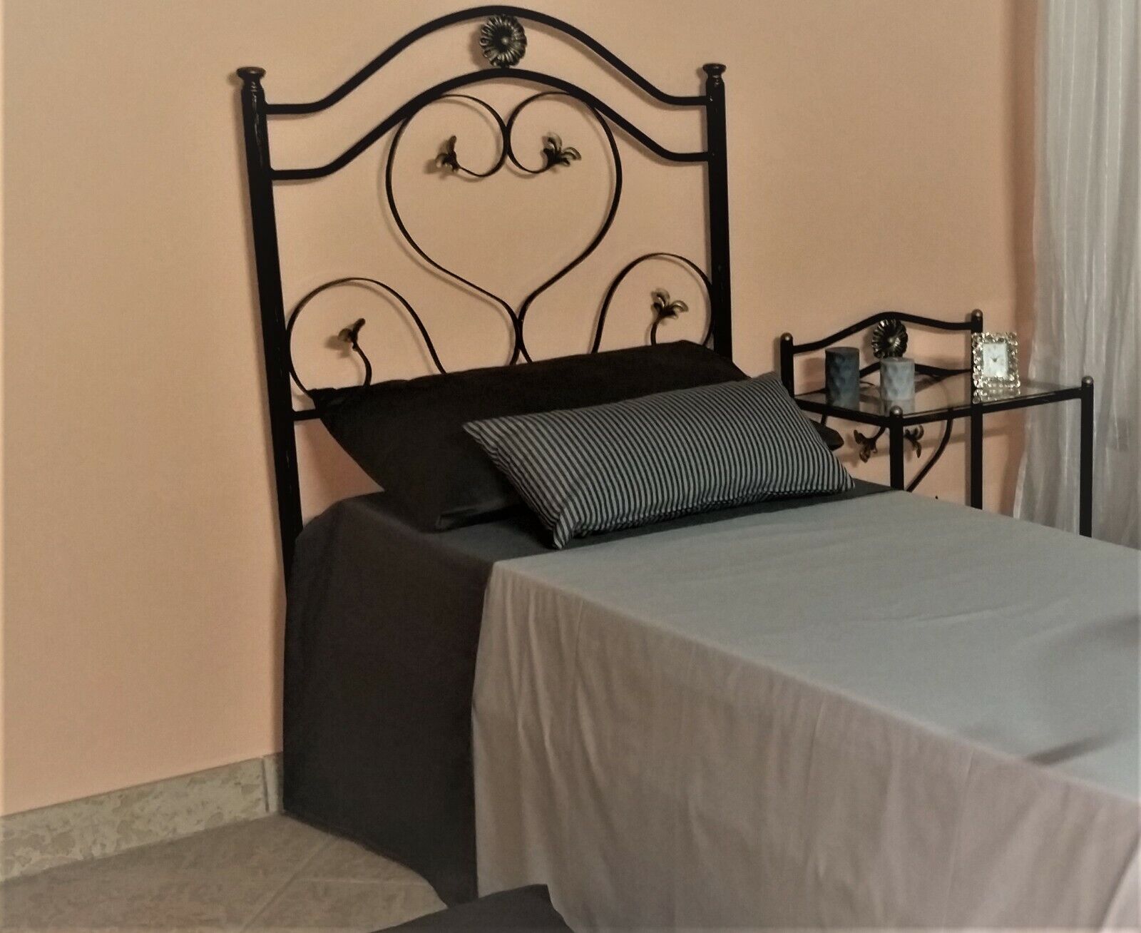Testata letto singolo in ferro battuto Cuore nero decorato oro