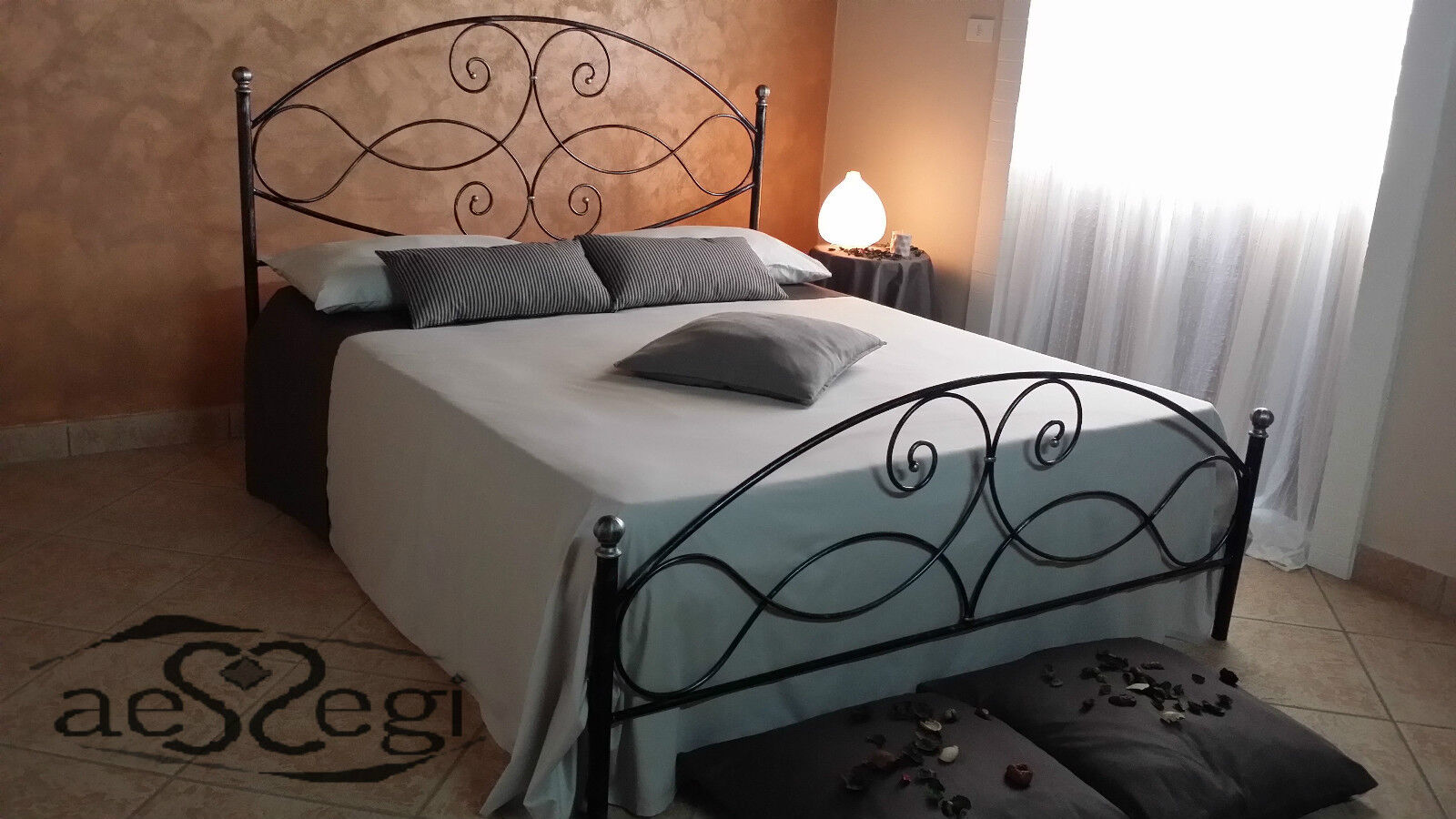 Letto in ferro battuto matrimoniale Gentjana nero decorato argento