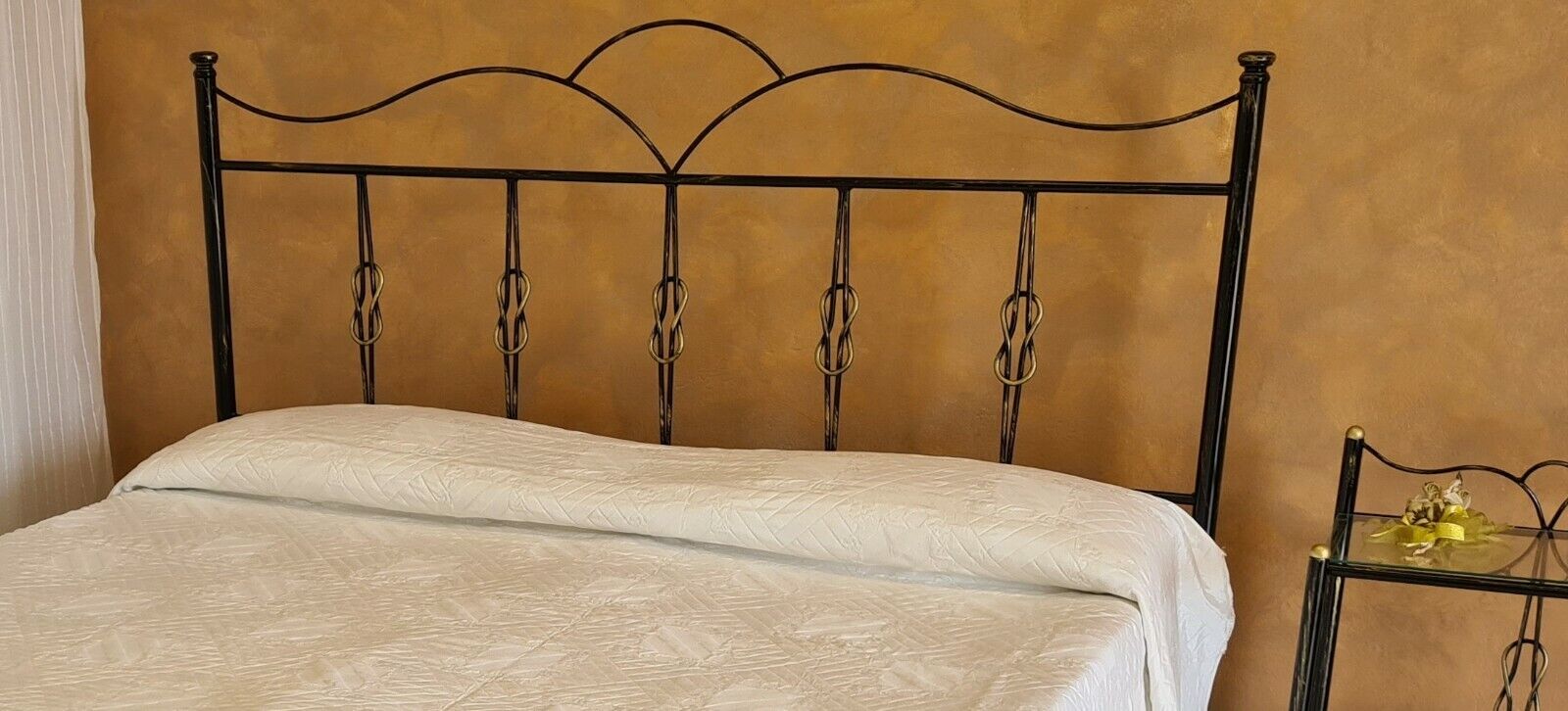 Testata letto in ferro battuto matrimoniale Fiocco nero decorato oro