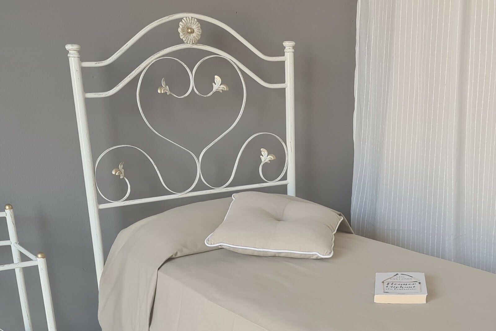 Testata letto singolo in ferro battuto Cuore bianco decorato oro