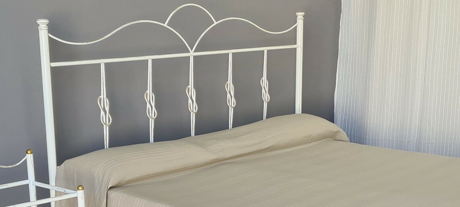Testata letto in ferro battuto matrimoniale Fiocco bianco decorato oro