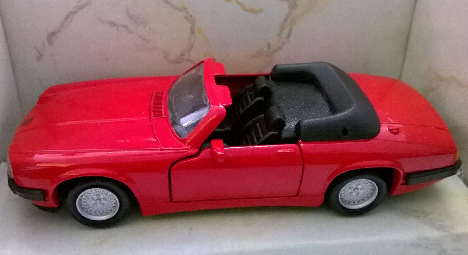 MAISTO SUPERIOR PULL BACK RETROCARICA DIE CAST JAGUAR CABRIOLET ROSSO 21001