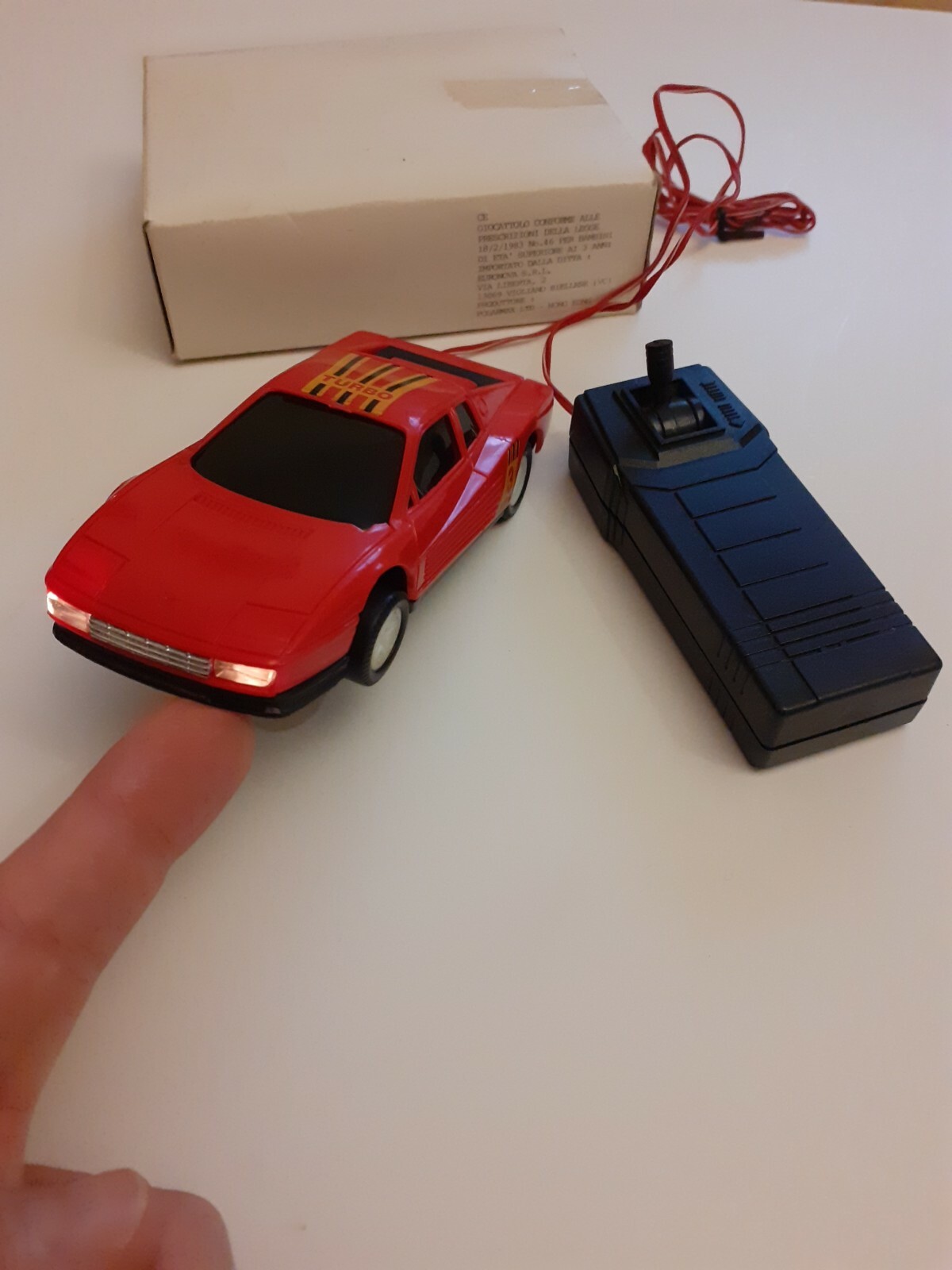 Modellino Ferrari Testarossa Scala 1/43 Filoguidata Con Luci Va Avanti E...