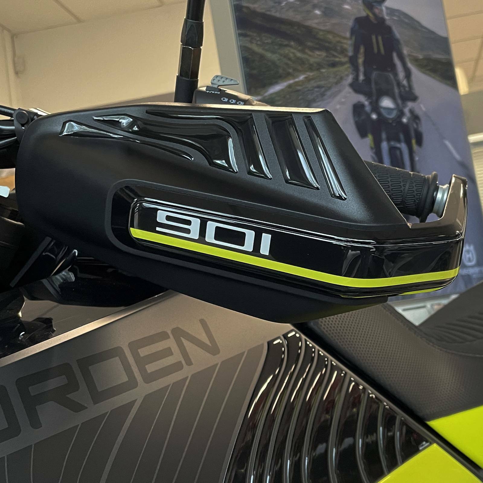 ADESIVI RESINATI PROTEZIONE PARAMANI COMPATIBILE CON HUSQVARNA NORDEN 901 2022