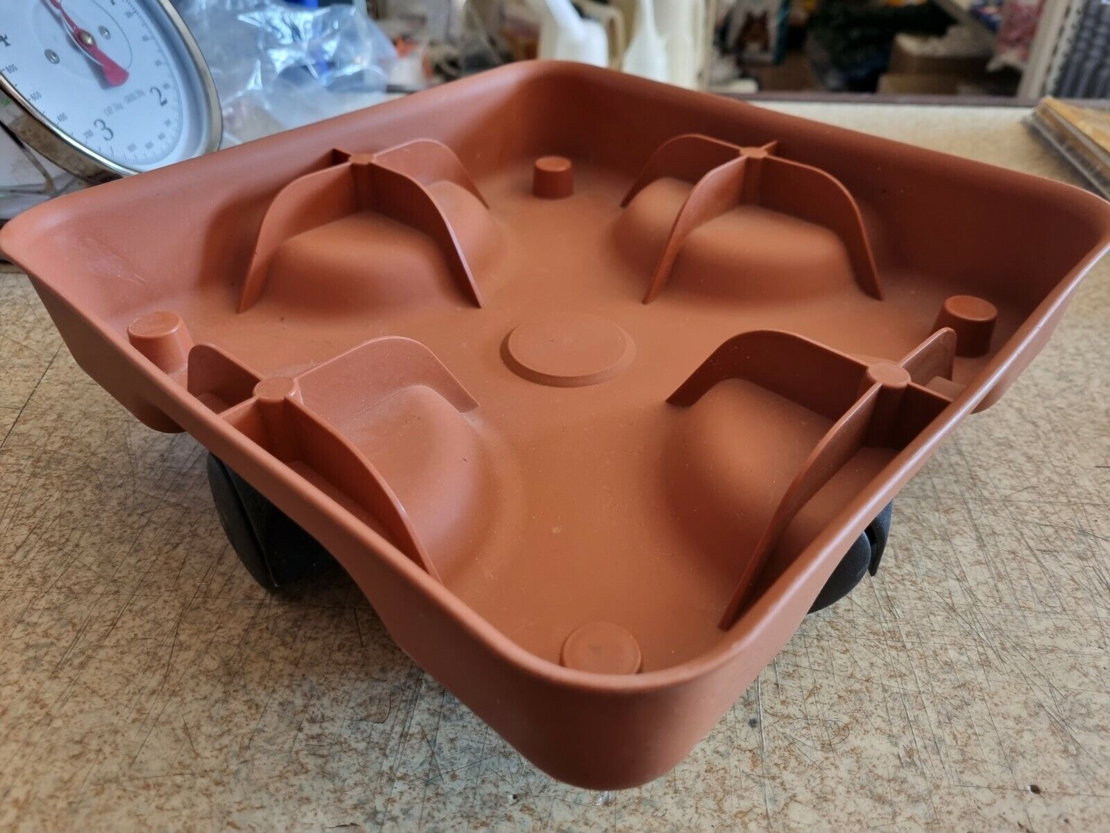 SOTTOVASO QUADRATO CON RUOTE 27 X 27 CM