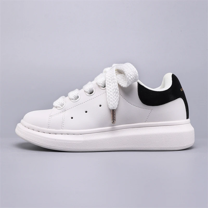 2024 Nuovo Stile Facile: Scarpe Bianche Piccole Comode E Leggere, Sneakers Mcqueen, Che Creano Una Coppia Casual Ed Elegante