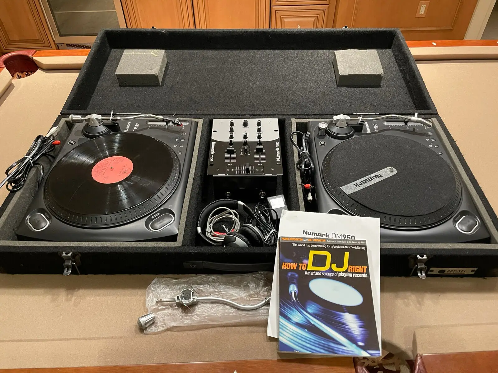 Saldi Scontati Numark Professional Dj Bundle: Giradischi Tt1550, Mixer Dm 950, Custodia Rigida, Libro