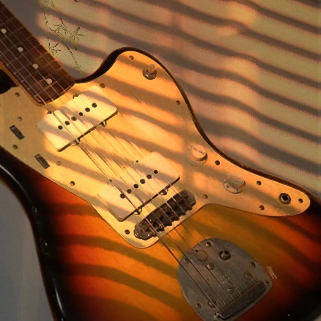 58 Chitarra Elettrica Jazzmaster Reliion, Sunburst Con Battipenna Anodizzato Oro