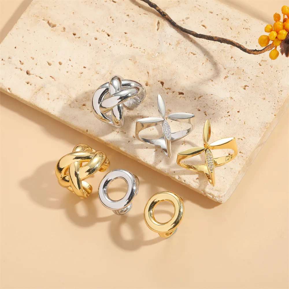 2024 New Fashion Women Geometric Zircone Cross Finger Ring Simple French Vintage Hollow Twisted Anello Regolabile Accessori