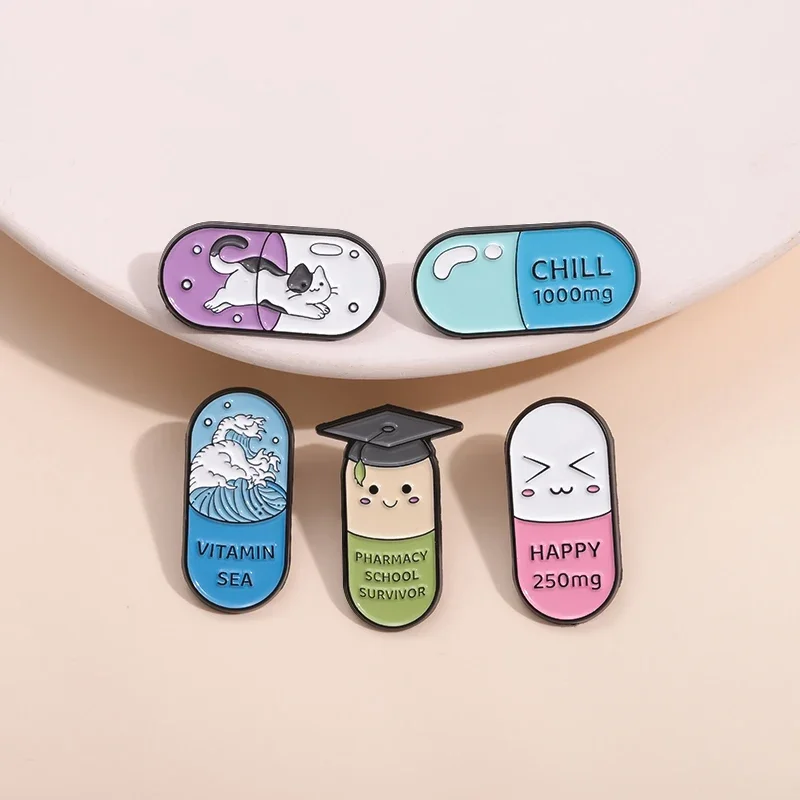 Cute Vitamin Sea Happy Chill Pills Spille Smaltate Farmacia School Survivor Spilla Con Risvolto Spilla Decorativa In Metallo Per Studenti Di Medicina