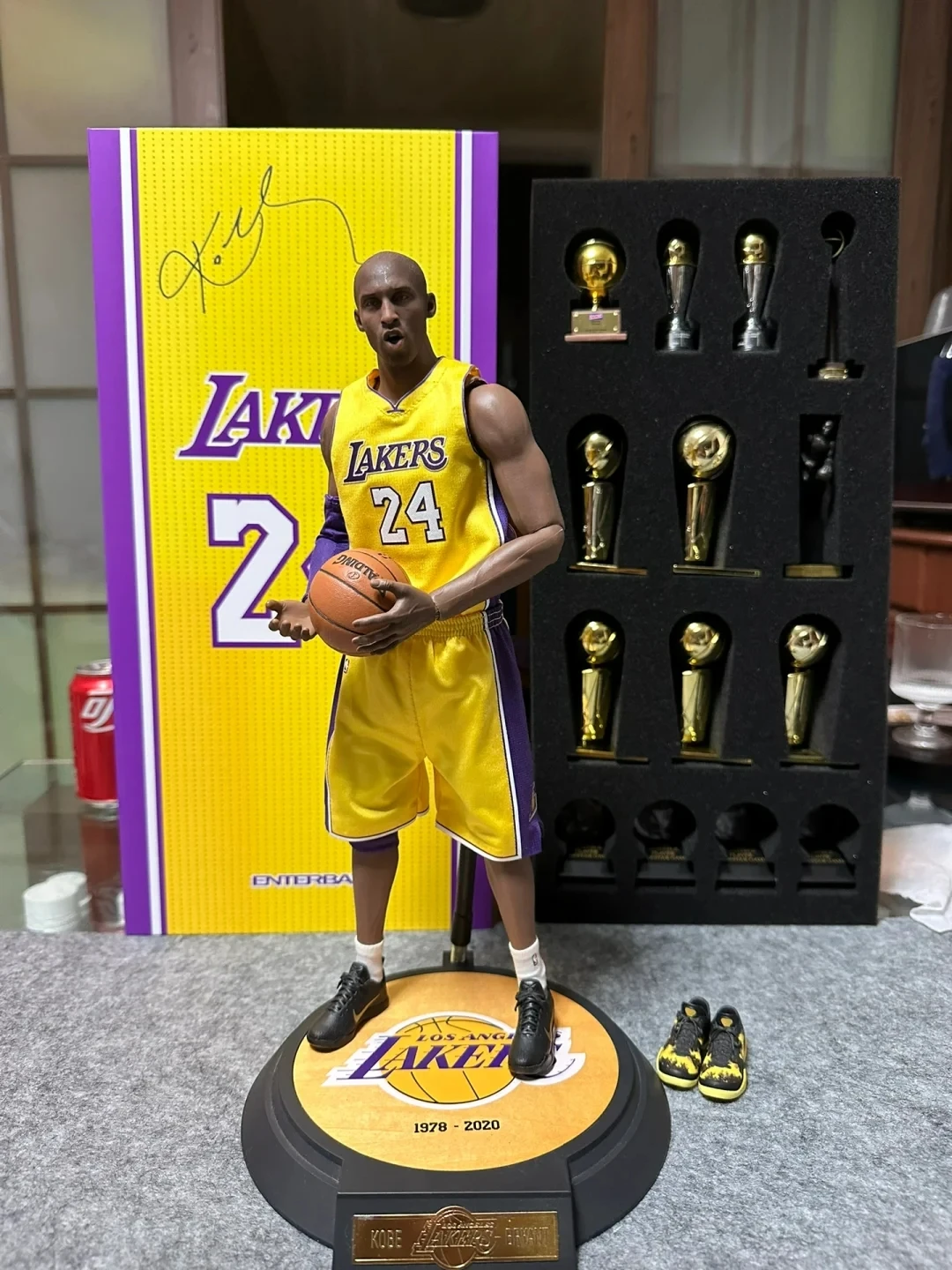 Autentico Eb Enterbay Kobe Rm-1036 1/6 Nba Basketball Player Kobe Black Mamba Classic Collection Joint Action Figure