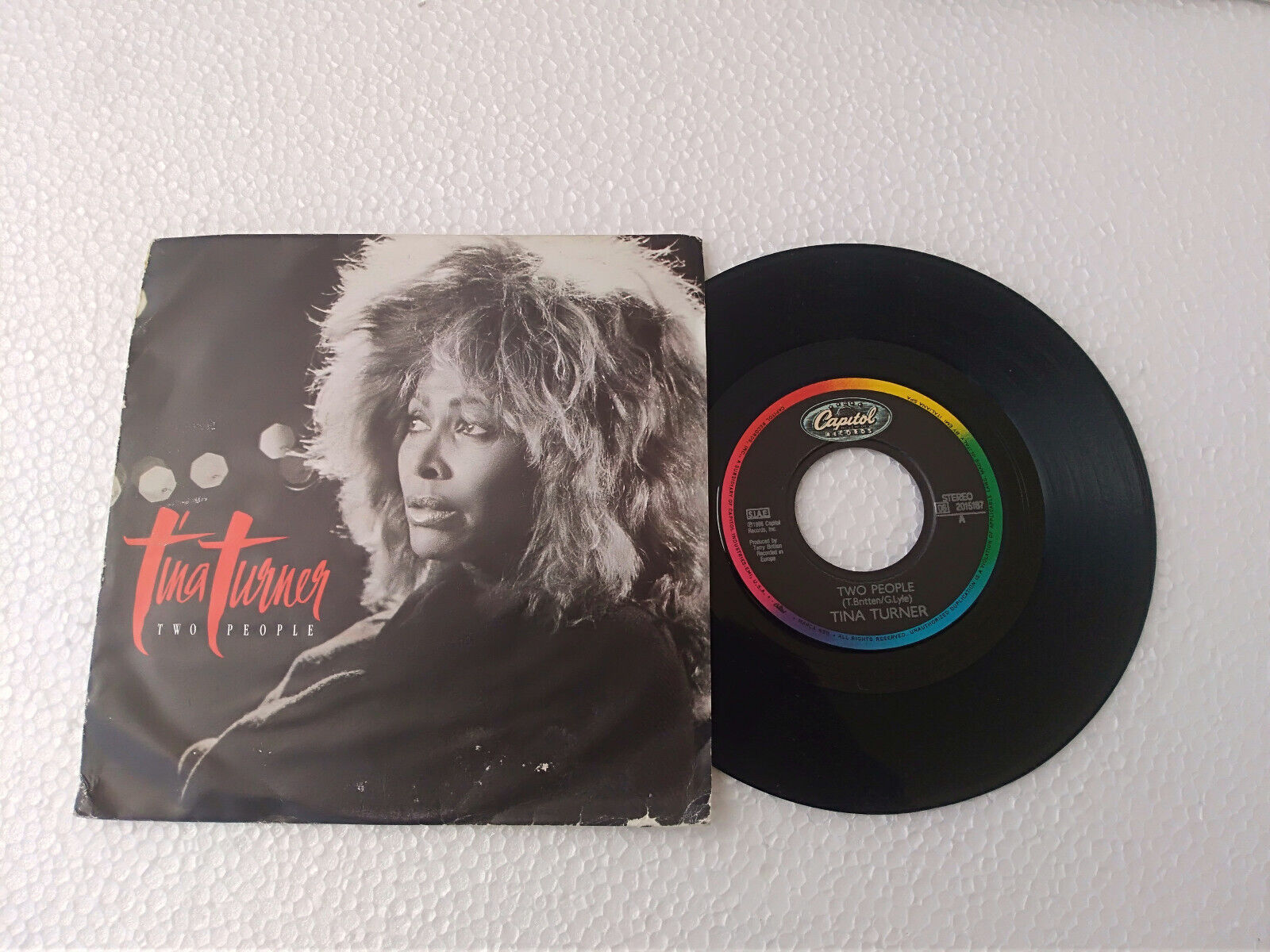 TINA TURNER " TWO PEOPLE " 45 RPM 1986 CAPITOL RECORDS MADE IN ITALY BY EMI
