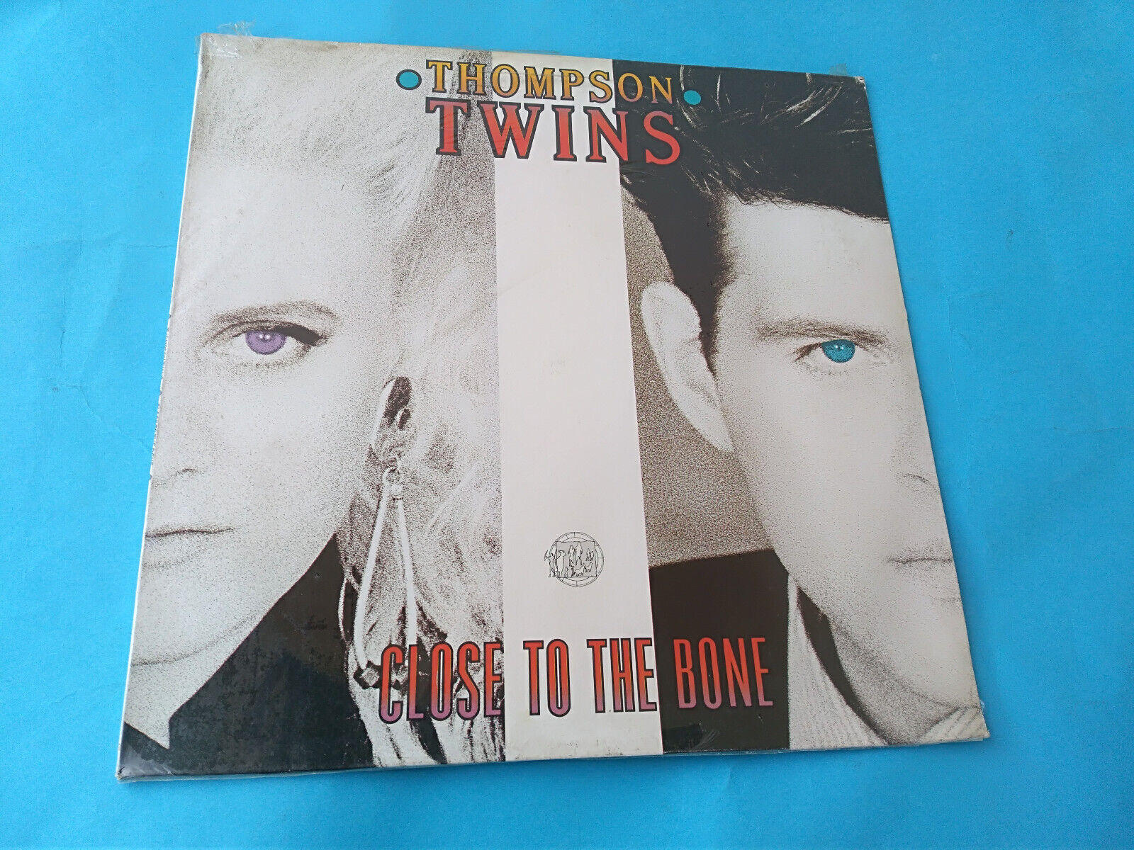 THOMPSON TWINS " CLOSE TO THE BONE " LP 33 RPM SIGILLATO/SEALED