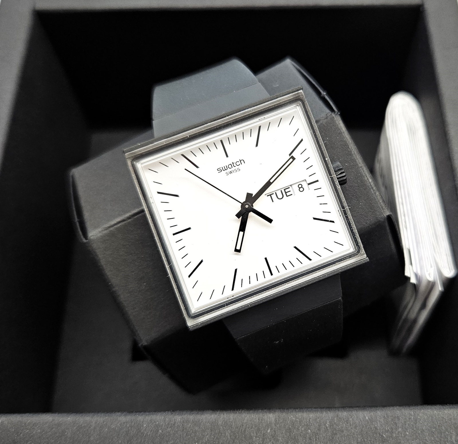 Swatch Square 2023 - SO34B700 - What if Black ? - Nuovo -