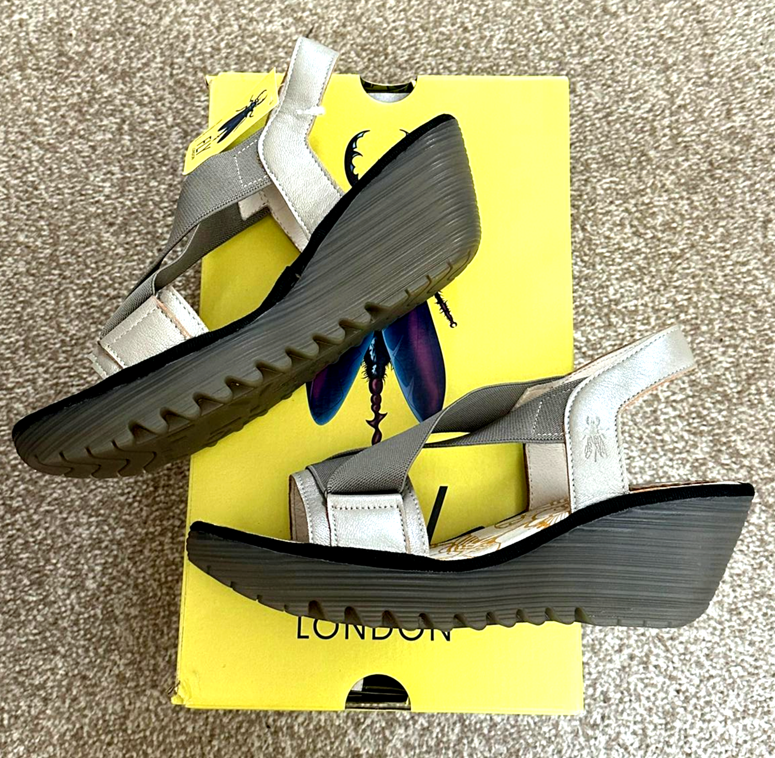 FLY London Donna 'Borgogna' Cinturino Zeppa Argento Funky Estate Scarpe UK 5