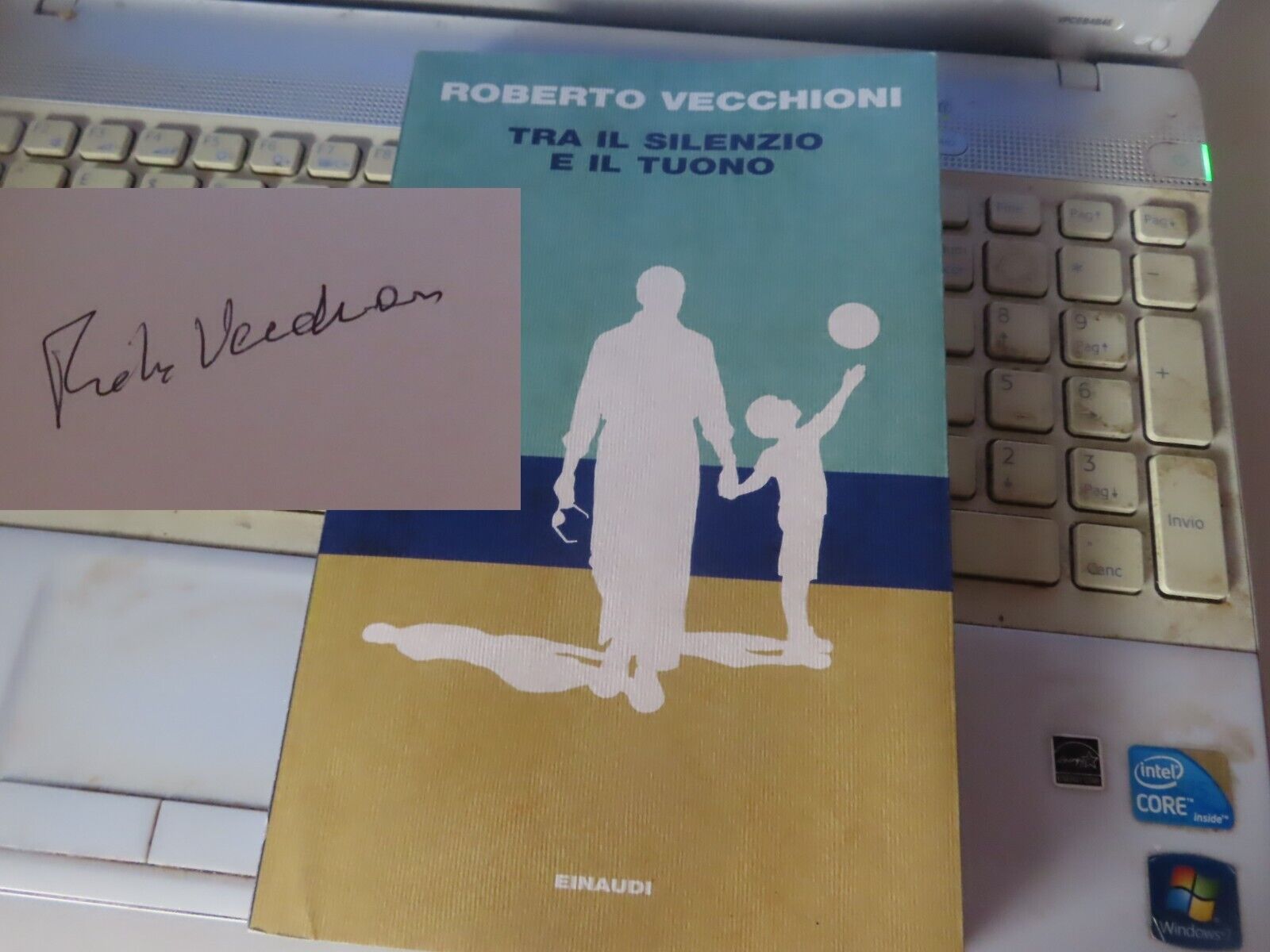 LIBRO "TRA IL SILENZIO E IL TUONO" di ROBERTO VECCHIONI, AUTOGRAFO ORIGINALE