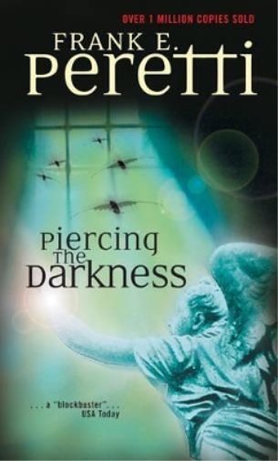 Frank E Peretti Piercing the Darkness (Tascabile)