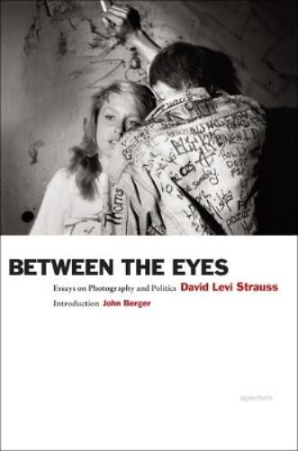 David Levi Strauss Between the Eyes (Tascabile)