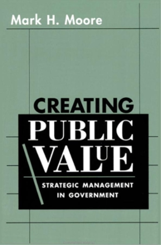 Mark H. Moore Creating Public Value (Tascabile)