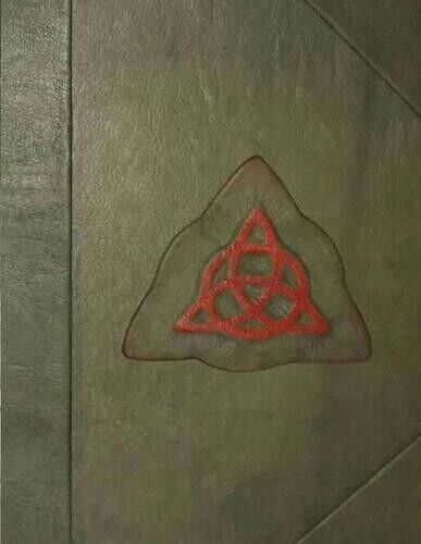 Julia Caroline Scott Charmed Book of Shadows Replica (Tascabile)