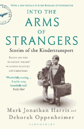 Deborah Oppenheimer Into the Arms of Strangers (Tascabile)
