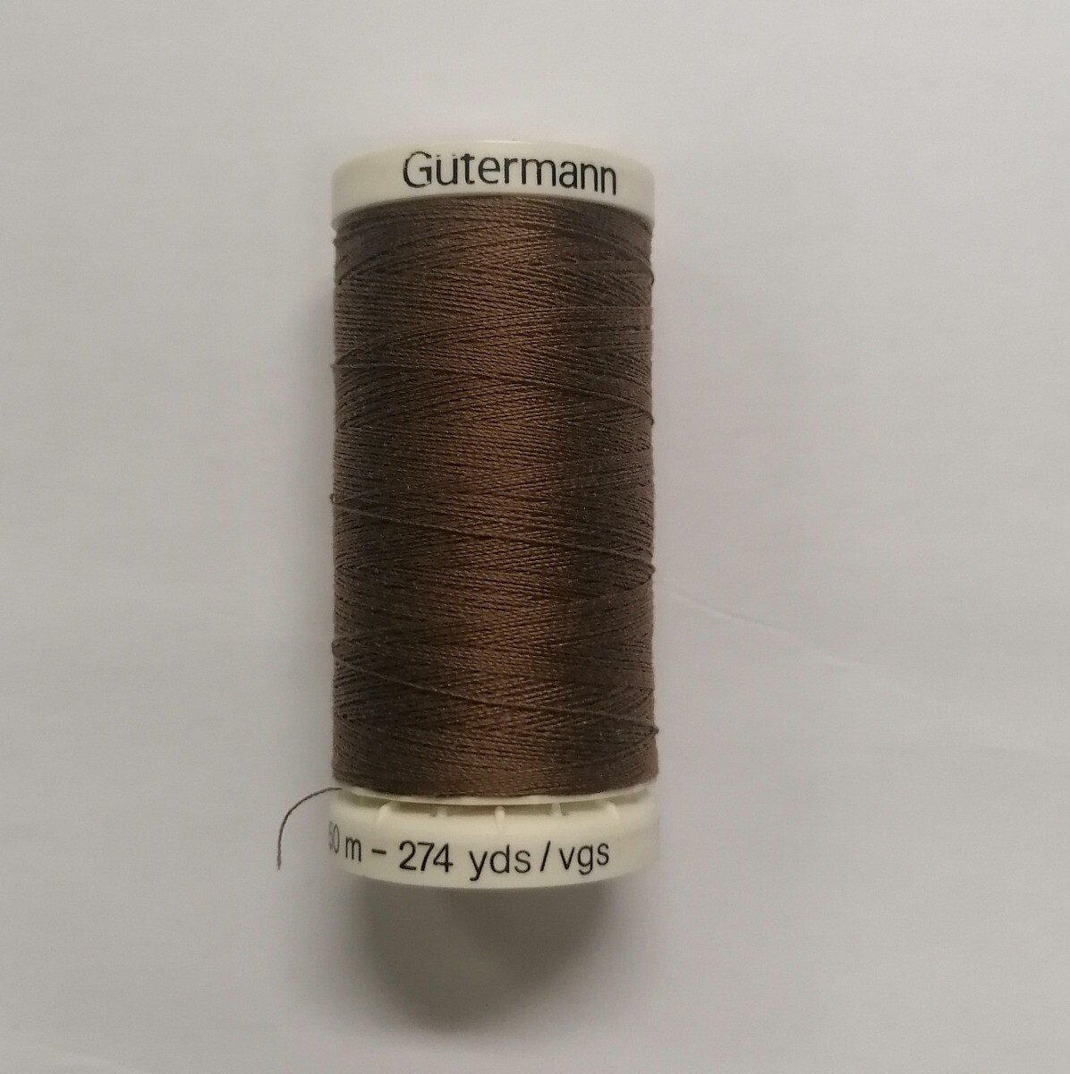 GUTERMANN - 250mt - FILO PER CUCITO 100% POLIESTERE - COLORE MARRONE TRONCO 8...