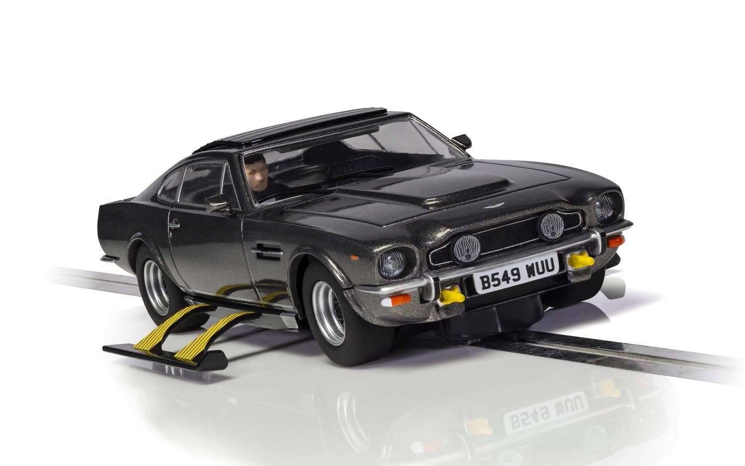 Scalextric 1:3 2 Slot Car James Bond Aston Martin V8 Il Living Daylights - C4239