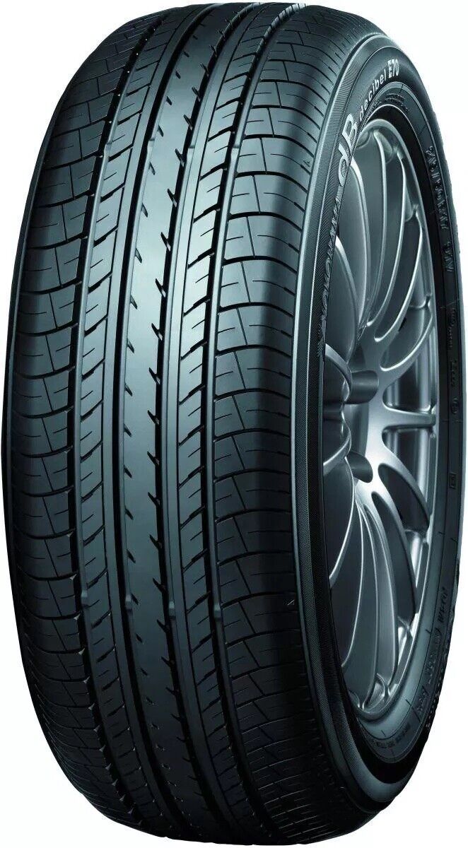 Pneumatici 215/55 r17 94V Yokohama DECIBEL E70N Gomme estive nuove