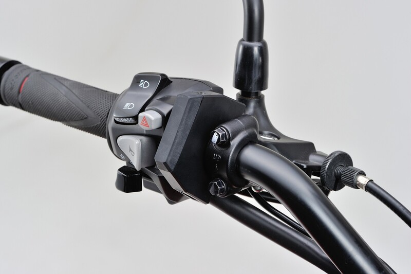 Alimentatore USB DAYTONA Slim-Manillar Ø22 , 2/25,4 per Moto Ricambi