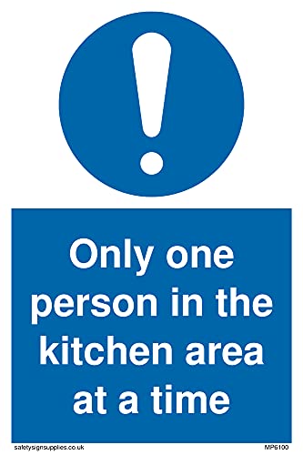 Confezione Da 5 – Cartello A6P Con Scritta In Inglese"Only One Person In The Kitchen Area At A Time" – 100 X 150 Mm.