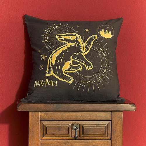 Belum | Federa Cuscino Harry Potter Dimensioni: 50 X 50 - Modello: Hufflepuff Gold A - Tessuto: Half Panama 100% Cotone. 250 Gr.
