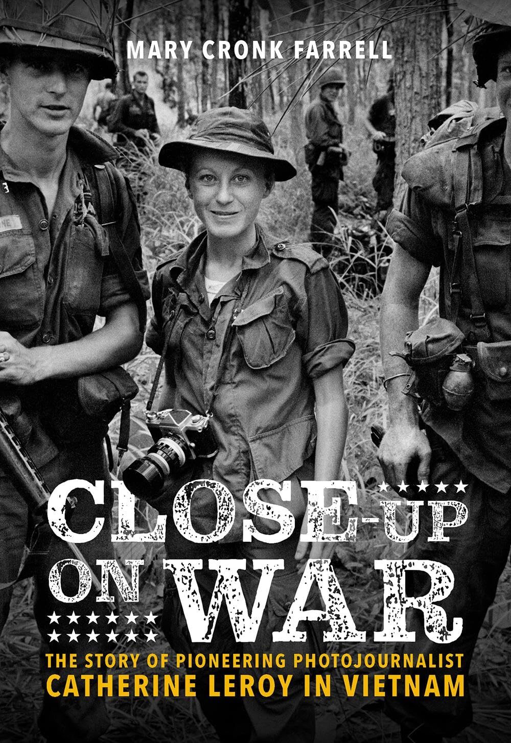 9781419746611 Close-Up on War: The Story of Pioneering Photojour...oy in Vietnam