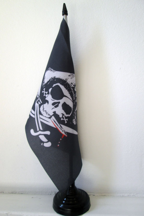 BANDIERA DA TAVOLO PIRATA SCIABOLA 21x14cm - BANDIERINA DEI PIRATI – TESCHIO 14