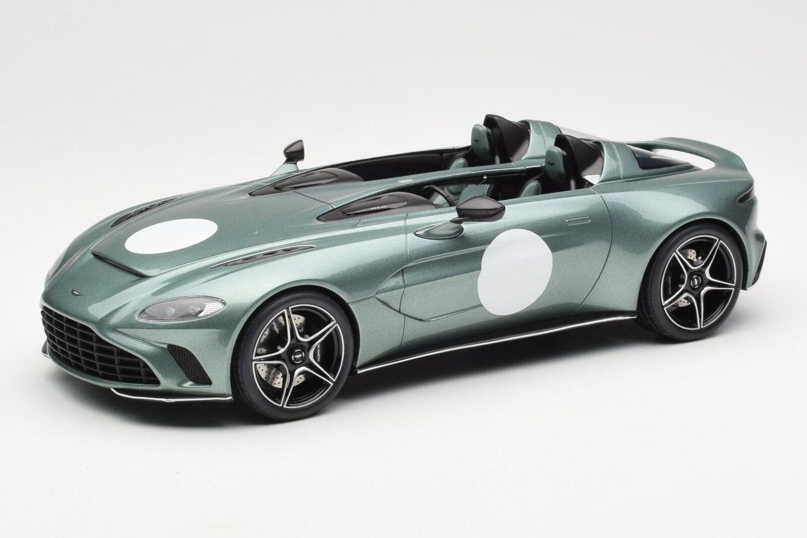 GT906 Aston Martin V12 Speedster Green Metallic GT Spirit 1/18
