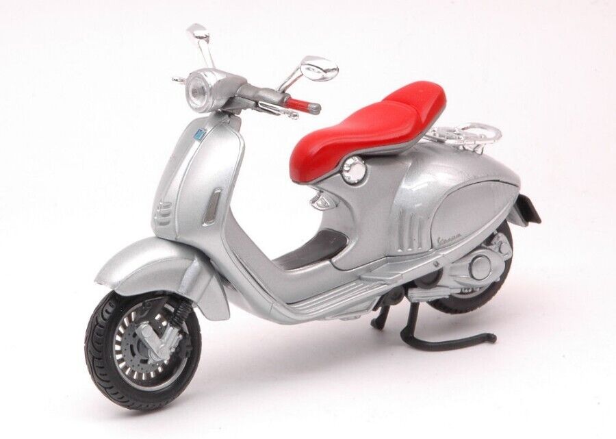 Vespa 946 Bellissima 2014 Silver 1:18 Model 16885Z MAISTO